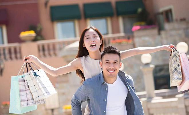 为啥很多人说谈恋爱时如胶似漆，结婚后却一地鸡毛呢？